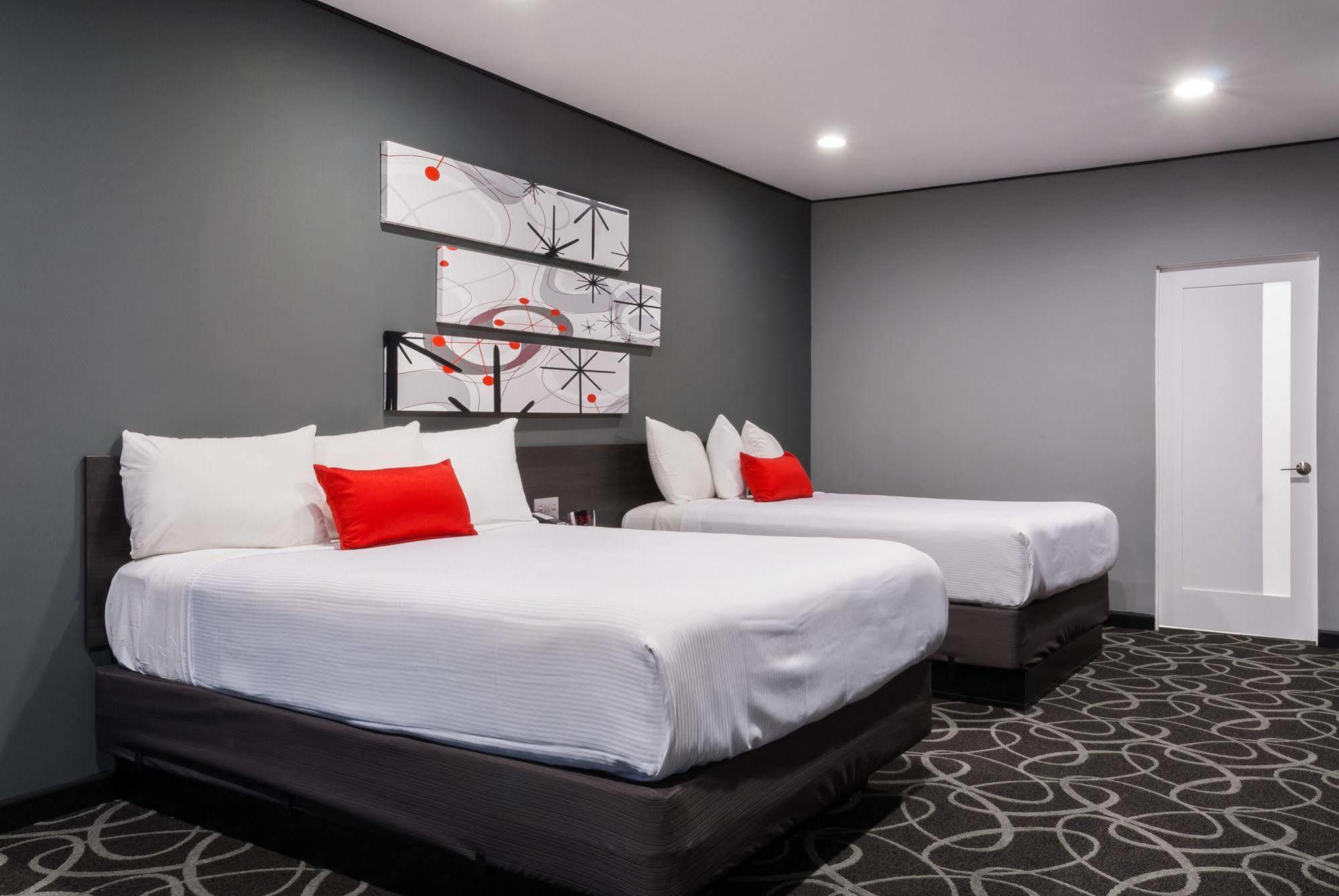 Astro Pasadena Hotel Bagian luar foto